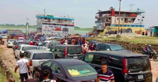 বাংলাবাজার ঘাটে চাপ বেড়েছে ঢাকামুখী যাত্রীর
