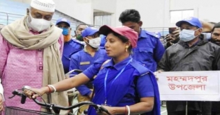 প্রধানমন্ত্রীর উপহার পেয়ে খুশি মাগুরার একমাত্র নারী গ্রামপুলিশ