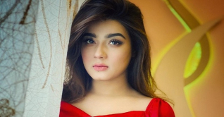 বিমানবন্দরে দেড় ঘণ্টা মাহিকে বসিয়ে গোয়েন্দা কাগজপত্র চেক বিমানবন্দরে দেড় ঘণ্টা মাহিকে বসিয়ে গোয়েন্দা কাগজপত্র চেক