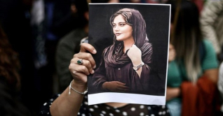 মাহসা আমিনির কবরের পাশে বিক্ষোভকারীরা