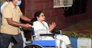 হুইলচেয়ারে করেই সোমবার প্রচারণায় নামছেন মমতা