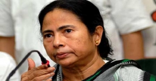 মমতার গাড়ির সামনে ‘জয় শ্রী রাম’ বলায় গ্রেফতার ১০ মমতার গাড়ির সামনে ‘জয় শ্রী রাম’ বলায় গ্রেফতার ১০