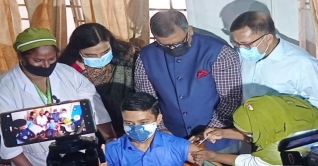 স্কুলশিক্ষার্থীদের পরীক্ষামূলক করোনার টিকা দেওয়া শুরু