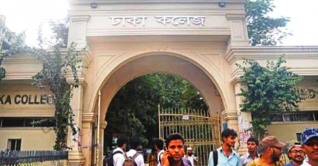 মিছিল নিয়ে ঢাকা কলেজ এসেছে আইডিয়াল কলেজের শিক্ষার্থীরা