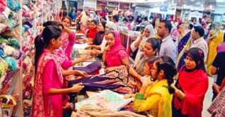 চাঁদরাতে জমজমাট ঈদের কেনাকাটা