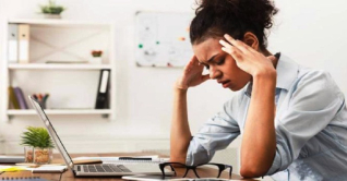 কাজের মধ্যে হঠাৎ মাথাব্যথা হলে যা করবেন কাজের মধ্যে হঠাৎ মাথাব্যথা হলে যা করবেন