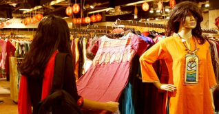 ঈদ-বৈশাখ ঘিরে জমে উঠেছে ফ্যাশন হাউসগুলো ঈদ-বৈশাখ ঘিরে জমে উঠেছে ফ্যাশন হাউসগুলো