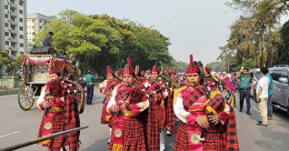 বাদ্যযন্ত্রের তালে মহান মে দিবসের বর্ণাঢ্য শোভাযাত্রা