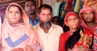 ৪০ বছর পর বাবা-মাকে ফিরে পেলেন মেয়ে