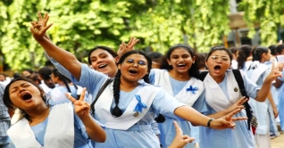 এবারও এসএসসি ও সমমান পরীক্ষায় পাসে এগিয়ে মেয়েরা এবারও এসএসসি ও সমমান পরীক্ষায় পাসে এগিয়ে মেয়েরা