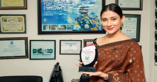 ‘আলো’র জন্য সম্মাননা পেলেন মেহজাবীন ‘আলো’র জন্য সম্মাননা পেলেন মেহজাবীন