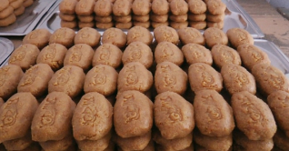 দেড়শ বছর ধরে সুনাম ধরে রেখেছে মেহেরপুরের ‘সাবিত্রী’ মিষ্টি দেড়শ বছর ধরে সুনাম ধরে রেখেছে মেহেরপুরের ‘সাবিত্রী’ মিষ্টি