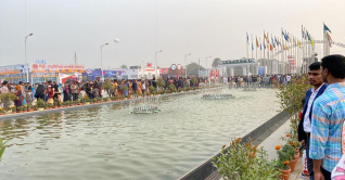 ছুটির দিনে জমজমাট বাণিজ্য মেলা, বেড়েছে বিক্রিও ছুটির দিনে জমজমাট বাণিজ্য মেলা, বেড়েছে বিক্রিও