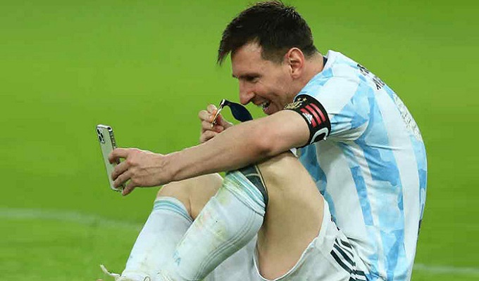 বিশ্বকাপ জিতেই বন্ধু সুয়ারেজকে ভিডিও কল মেসি