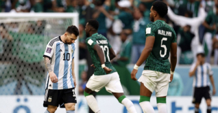 আর্জেন্টিনাকে মাটিতে নামিয়ে আনল সৌদি আরব আর্জেন্টিনাকে মাটিতে নামিয়ে আনল সৌদি আরব