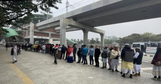 স্বপ্নের মেট্রোরেল: ভোর থেকেই যাত্রীদের দীর্ঘ সারি