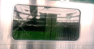 মেট্রোরেলের জানালায় ঢিল, থানায় অভিযোগ মেট্রোরেলের জানালায় ঢিল, থানায় অভিযোগ