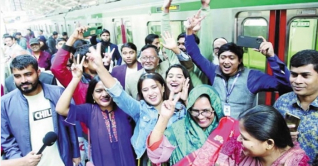 প্রথমদিনে মেট্রোরেলে যাত্রী ৩৮৫৭ জন, আয় ২ লাখ ৭৪ হাজার