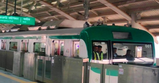 ফানুস অপসারণের পর মেট্রোরেল চলাচল স্বাভাবিক