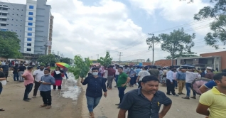 বকেয়া বেতনের দাবিতে গাজীপুরে পোশাক শ্রমিকদের সড়ক অবরোধ