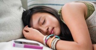 ঘুমানোর সময় বালিশের পাশে মোবাইল রাখা ঝুঁকিপূর্ণ! ঘুমানোর সময় বালিশের পাশে মোবাইল রাখা ঝুঁকিপূর্ণ!