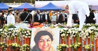 লতা মঙ্গেশকরকে শেষ শ্রদ্ধা জানালেন মোদি