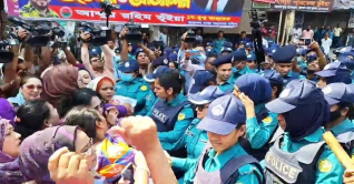 পুলিশি বাধায় মহিলা দলের নারী দিবসের র‌্যালি পণ্ড