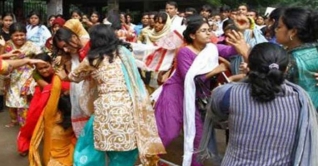 মহিলা দলের দুই গ্রুপের মারামারি, জিএস লাঞ্চিত মহিলা দলের দুই গ্রুপের মারামারি, জিএস লাঞ্চিত