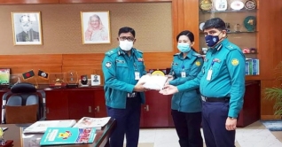 সেই সার্জেন্ট মহুয়ার বাবার পাশে ডিএমপি কমিশনার সেই সার্জেন্ট মহুয়ার বাবার পাশে ডিএমপি কমিশনার