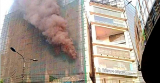 রাজধানীর রামপুরায় মোল্লা টাওয়ারে আগুন