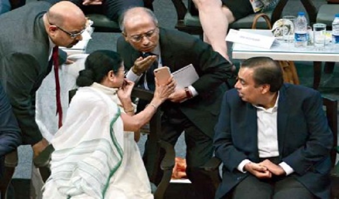 মুখ্যমন্ত্রী মমতা বন্দ্যোপাধ্যায়ের সঙ্গে আলোচনায় স্বরাষ্ট্রসচিব অত্রি ভট্টাচার্য (বাঁ দিকে) ও মুখ্যসচিব মলয় দে। পাশে মুকেশ অম্বানী। বৃহস্পতিবার বিশ্ব বঙ্গ শিল্প সম্মেলনে।
