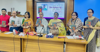 সাংবাদিক মনু’র ‘কবিতা ও প্রাসঙ্গিক ভাবনা’ গ্রন্থের মোড়ক উম্মোচন