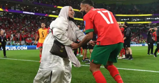 মাকে নিয়ে মাঠেই নাচলেন মরক্কোর ফুটবলার মাকে নিয়ে মাঠেই নাচলেন মরক্কোর ফুটবলার