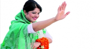 তবে কি নির্বাচন করবেন মৌসুমী? তবে কি নির্বাচন করবেন মৌসুমী?