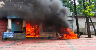 সারাদেশে মন্ত্রী প্রতিমন্ত্রী এমপিদের বাড়িতে হামলা, আগুন সারাদেশে মন্ত্রী প্রতিমন্ত্রী এমপিদের বাড়িতে হামলা, আগুন