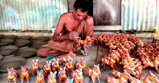 পহেলা বৈশাখ রাঙাতে ব্যস্ত মৃৎশিল্পীরা পহেলা বৈশাখ রাঙাতে ব্যস্ত মৃৎশিল্পীরা