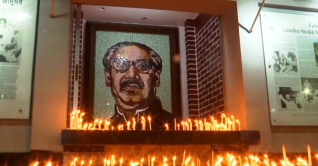 শোকের মাসের প্রথম প্রহরে বঙ্গবন্ধুর প্রতি শ্রদ্ধা