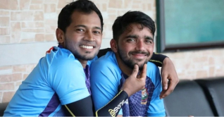 ঈদ আনন্দে ঢাকা ছাড়লেন মুমিনুল-মুশফিকরা ঈদ আনন্দে ঢাকা ছাড়লেন মুমিনুল-মুশফিকরা