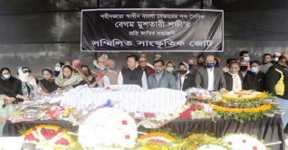 মুশতারী শফীকে শহীদ মিনারে ফুলেল শ্রদ্ধা মুশতারী শফীকে শহীদ মিনারে ফুলেল শ্রদ্ধা