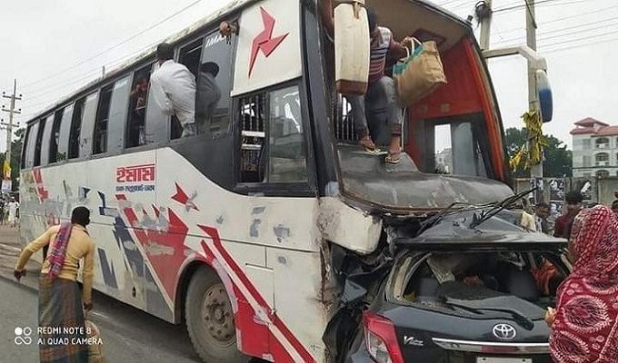 নিয়ন্ত্রণ হারিয়ে বাসের সঙ্গে প্রাইভেটকারের সংঘর্ষ