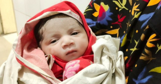 সেই নবজাতককে বুকের দুধ খাওয়াচ্ছেন প্রসূতি মায়েরা