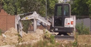 করোনায় দীর্ঘ হচ্ছে মৃত্যুর মিছিল; কবর খুঁড়তে আধুনিক যন্ত্র করোনায় দীর্ঘ হচ্ছে মৃত্যুর মিছিল; কবর খুঁড়তে আধুনিক যন্ত্র