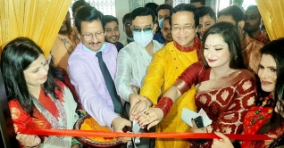 সব বাধা পেরিয়ে এগিয়ে যাচ্ছে নারীরা সব বাধা পেরিয়ে এগিয়ে যাচ্ছে নারীরা