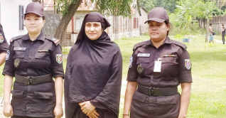 নরসিংদী স্টেশনে তরুণী হেনস্তার ঘটনায় জড়িত নারী গ্রেপ্তার