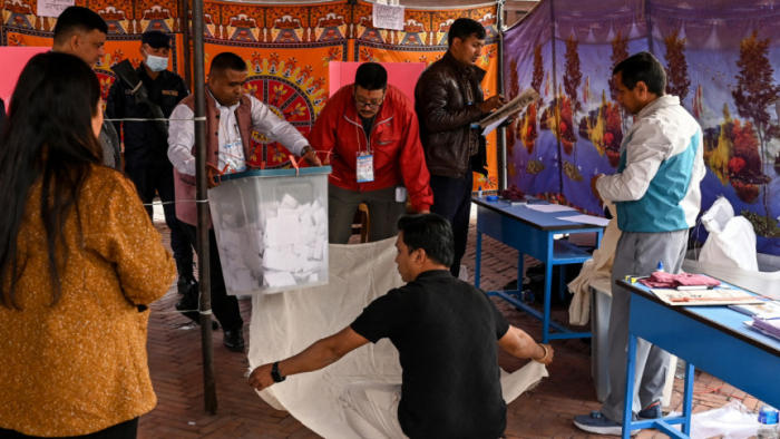 নেপালের রাজধানী কাঠমান্ডুর একটি নির্বাচন কেন্দ্রে ব্যালট বাক্স সংগ্রহ করছেন নির্বাচনি কর্মকর্তারা। ছবি: এএফপি