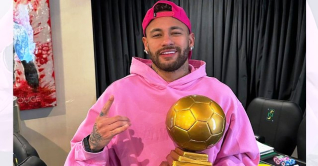 নেইমারের হাতে ৬ষ্ঠ ‘সাম্বা ডি অর’ নেইমারের হাতে ৬ষ্ঠ ‘সাম্বা ডি অর’