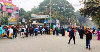 নোটিশ ছাড়াই পরীক্ষা স্থগিত, শিক্ষার্থীদের সড়ক অবরোধ 