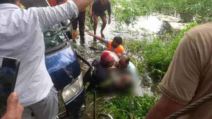 নোয়াখালীতে মাইক্রোবাস খালে, ৭ নারী নিহত