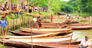 ক্রেতা শূন্য পিরোজপুরের ঐতিহ্যবাহী নৌকার হাট