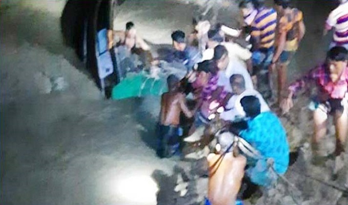 নৌকায় থাকা অন্তত ৩৫ জন যাত্রী সাঁতরে কূলে উঠেছেন।  ছবি: সংগৃহীত